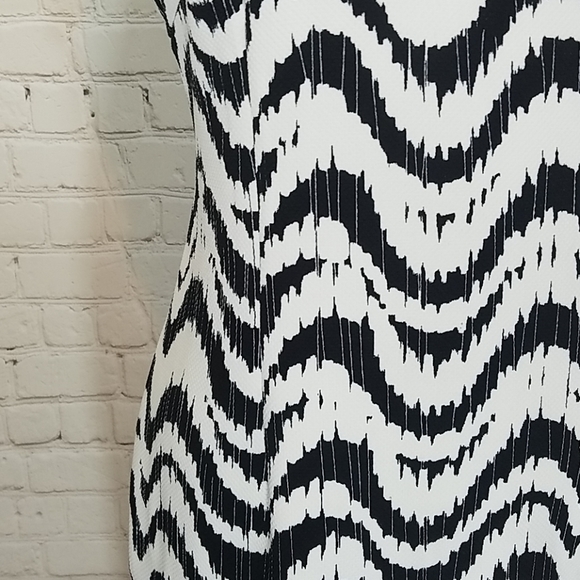 Black and white and red zipper dress - Picture 3 of 8